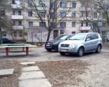 Киевские автохамы оккупировали детскую площадку