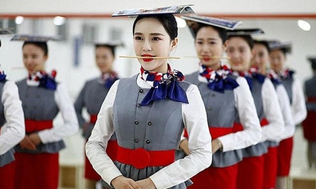 Китайські стюардеси дадуть фору будь-якому солдату (фото)
