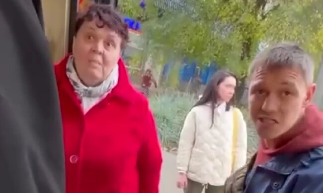 Неадекват напав на українку із дитиною. Фото: скрін youtube
