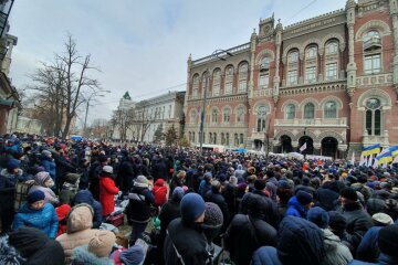 Сотни митингующих ворвались в здание НБУ, требуя отставки Смолия и Рожковой: видео
