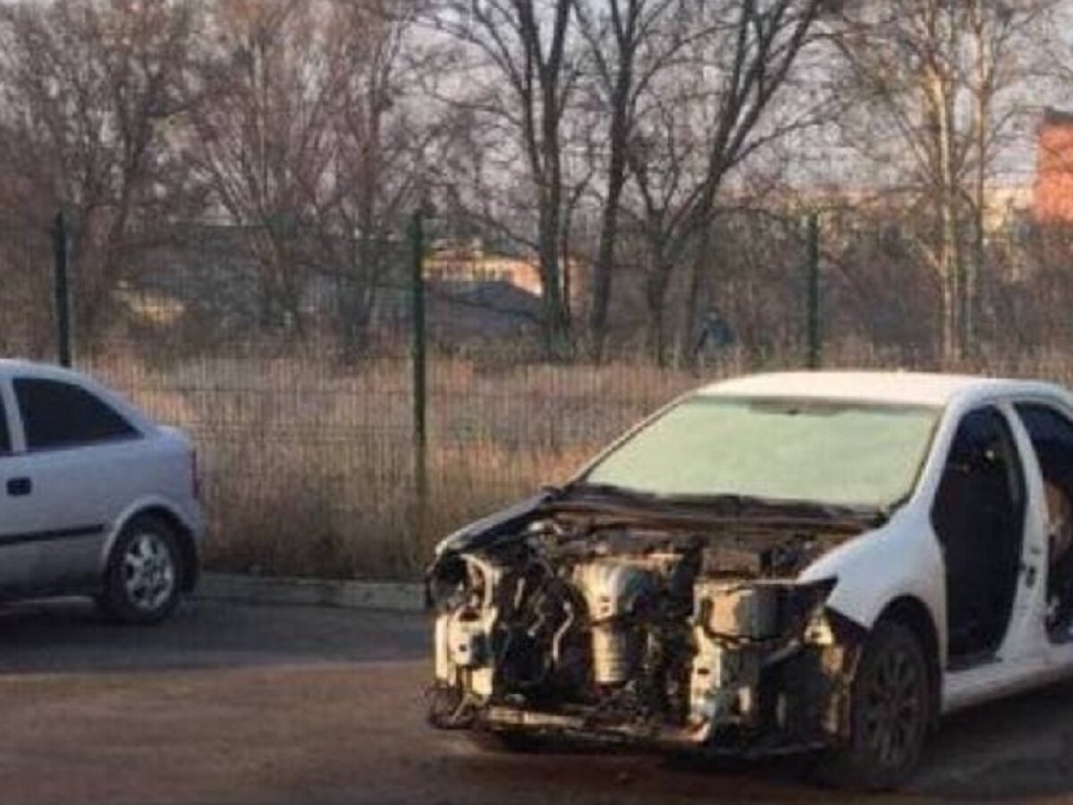 В Харькове разобрали автомобиль посреди парковки - ЗНАЙ ЮА