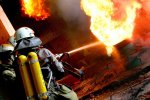 Нічна пожежа до смерті перелякала киян: спалахнула парковка з автомобілями, фото, відео