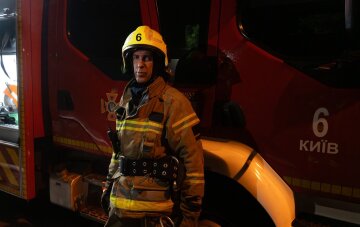Пожежа на складі в Дарницькому районі Києва після обстрілу