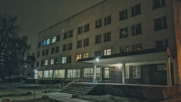 Ограбление или несчастный случай? В Киеве перед входом в детскую больницу обнаружили тело мужчины