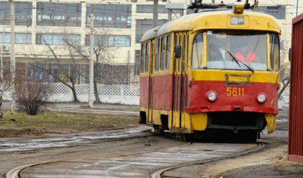 Трамвай сбил пьяного мужчину в Киеве