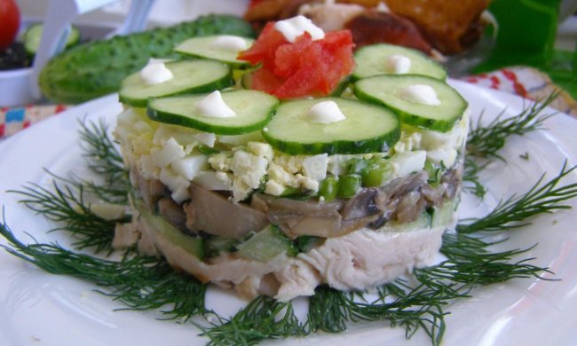 Ситний салат з копченою куркою і печерицями: покроковий рецепт