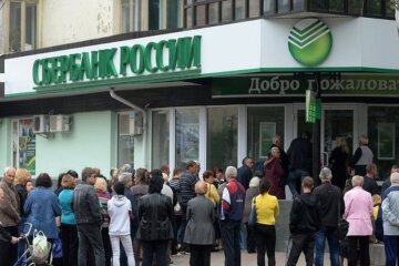 Росіяни не можуть зняти готівку, а долар зріс до історичного максимуму: банки РФ посипали недолугими виправданнями