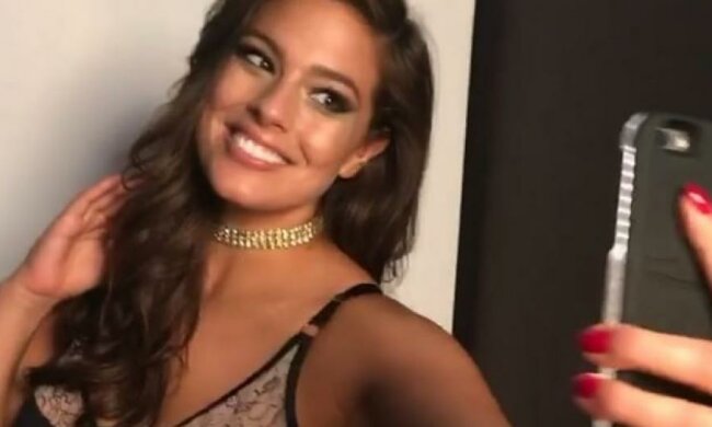 Ешлі Грем похизувалася талією