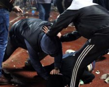 Росія у всій красі: п'яний жлоб одним ударом вирубив таку ж дівку
