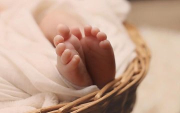 ШОК: Пара влаштувала фотосесію з мертвим немовлям