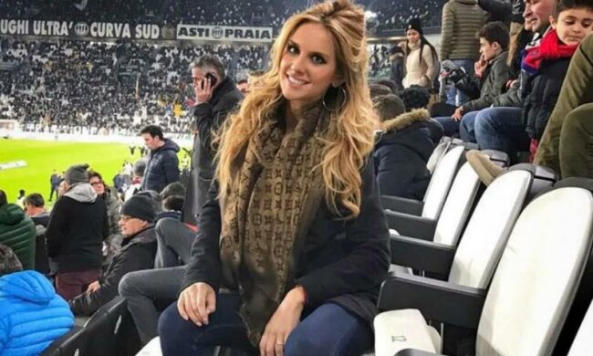 Сексуальная журналистка не дает защитнику Ювентуса сконцентрироваться на футболе