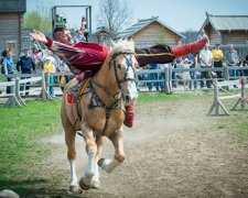 На вихідних під Києвом будуть змагатися кінні каскадери