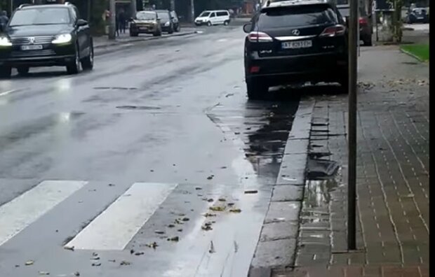 Дождь нанес мощный удар по канализации Марцинкива во Франковске: "Все забито"