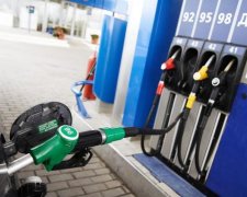 В рамках акції протесту під Кабміном активісти озвучили вимоги не підвищувати ціни на паливо