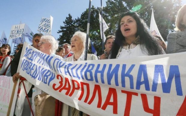Украинским бюджетникам повысят зарплату, но это не точно