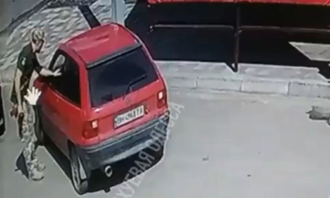 Одеські воєнкоми віджали телефон у дівчини. Фото з відкритих джерел