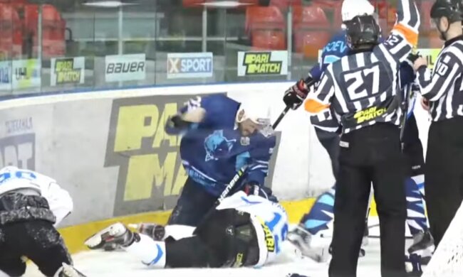 Хокеїсти влаштували жорстку бійку на чемпіонаті України, скрін з відео