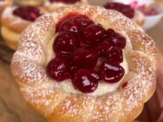 Булочки с творожным сыром и вишнёвым конфи: фото скрин рецепта