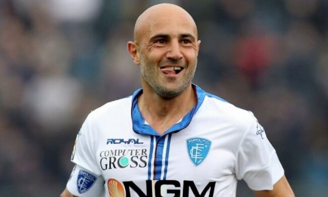 Итальянский футболист выпил пива во время матча (видео)