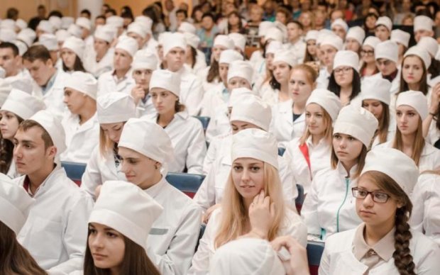 Суїцид студентки в Києві: у ВНЗ знайшли собі виправдання