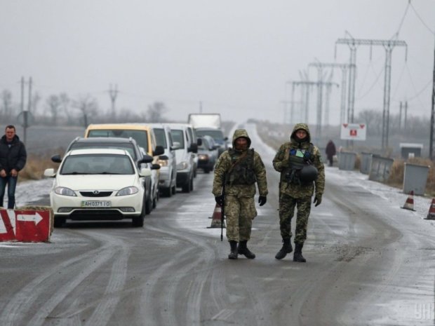 Под Донецком легковушки не поделили дорогу, погибли пять украинцев: видео чудовищной трагедии