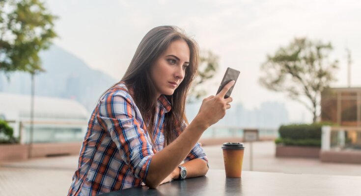 девушка с телефоном