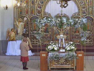 Молитва в церкви, скриншот с видео