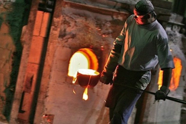 На Львовском заводе из-за аварии произошла утечка расплавленного стекла (видео)