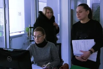 Допомога переселенцям, скріншот з відео