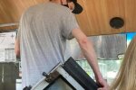 Пассажир с дверью, фото: Telegram