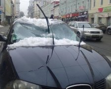 Снежная глыба разбила авто в Харькове: есть пострадавшие