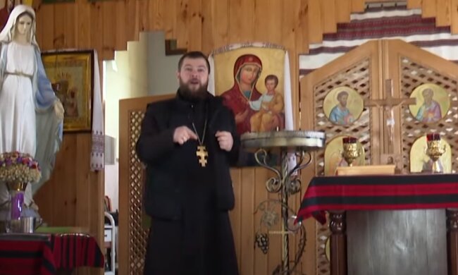 Священник продает черничное варенье / фото: скриншот Youtube