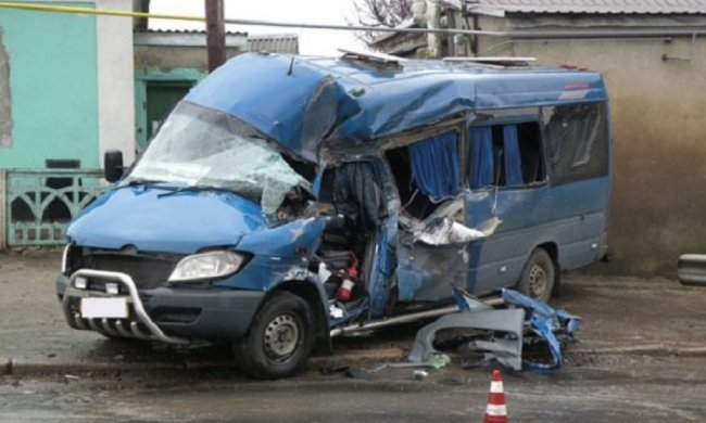 На Миколаївщині КамАЗ зіткнувся з маршруткою