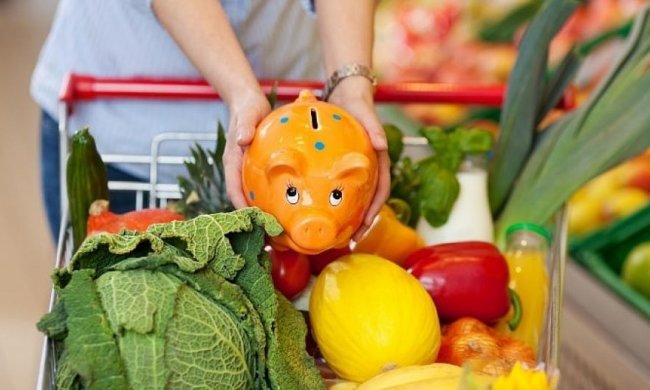 Українці заощаджують на продуктах першої необхідності