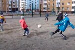 Діти грають у футбол. Фото: скрін youtube