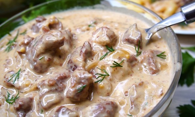 Свинячий гуляш в сметанному соусі: рецепт на всі випадки життя
