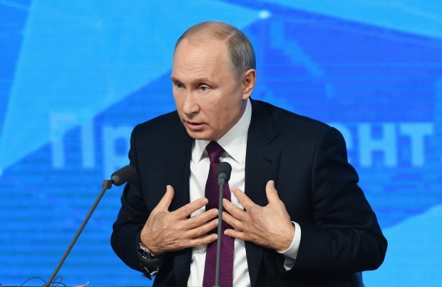 "Кузнечик - коленками назад": Путіна підняли на сміх через дурнувате фото в літаку