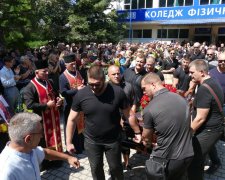 Вірастюка провели в останню путь на Алеї Слави: сотні українців зі сльозами на очах йшли за домовиною, фото