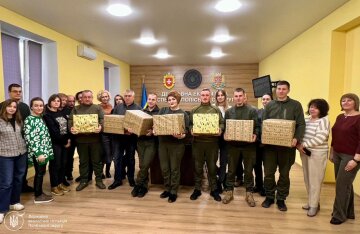 Коллектив Экоинспекции Полесья передал поздравления и подарки коллегам на передовой