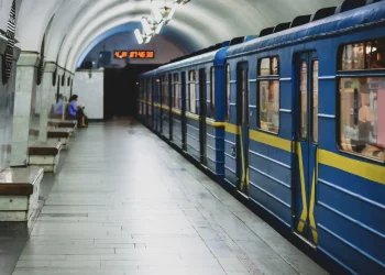 Пасажири в київському метро під час повітряної тривоги