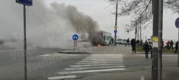 В Киеве автобус вспыхнул на ходу, испуганные пассажиры молились - экстремальное видео