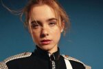 Звезда "Из моего окна" натянула платье на голую грудь, но оно начало "рваться": "Три инфаркта"