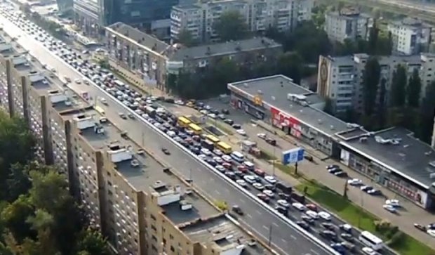 Половину Киева парализовали многокилометровые пробки (видео)