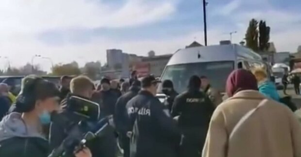 Полицейские с автоматами преградили путь простым украинцам: ищут невакцинированных