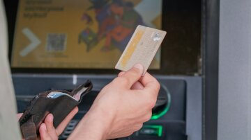 Банківська картка в руках: мінімальна зарплата в Україні