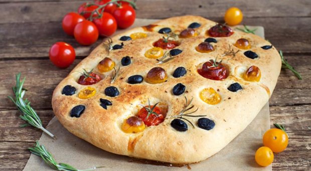 фокачча з оливками і розмарином: рецепт для шанувальників італійської кухні