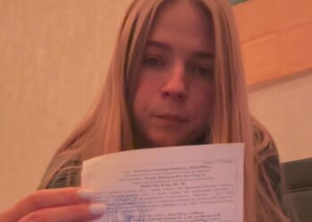 Девушке пришла повестка для брата пропавшего без вести. Фото: скрин видео Инстаграм