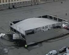 Зеркальный павильон обрушился на головы прохожих в Санкт-Петербурге