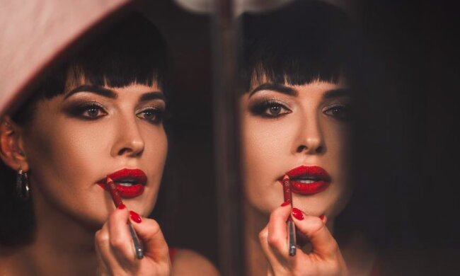 "Де ж трусики?": Гола Астаф'єва прикрила найінтимніше лише руками, гарячі фото