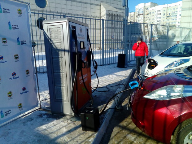 Электромобили "ограничили в правах" обычные авто: в Украине заработали специальные